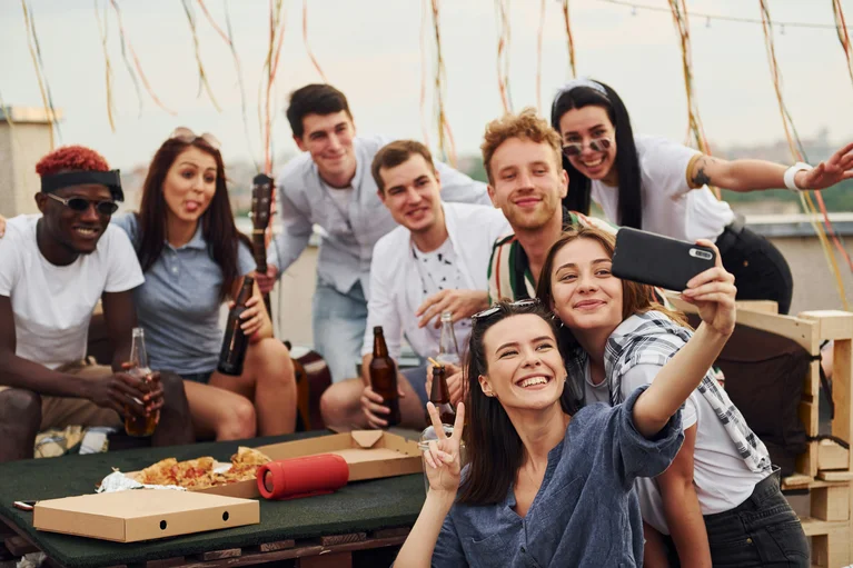 Perché unire funzioni operative e interazione social è la chiave del coinvolgimento nella tua app per i dipendenti
